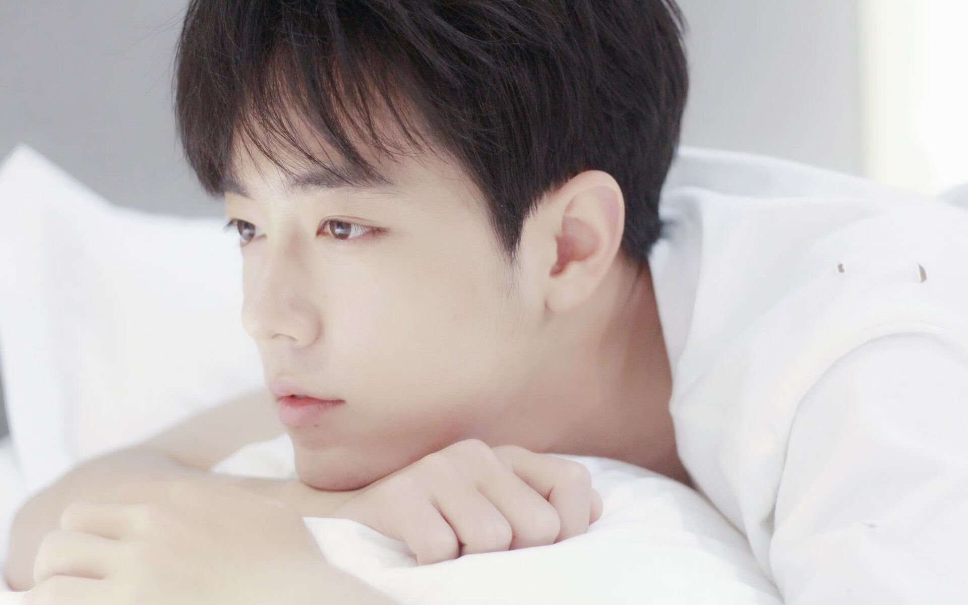 爱游戏APP-“高新体育中心羽毛球赛:选手精准击球,精彩纷呈”